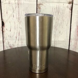 RTIC 30 0z Silver Tumbler keeps coffee and cold drinks for hours